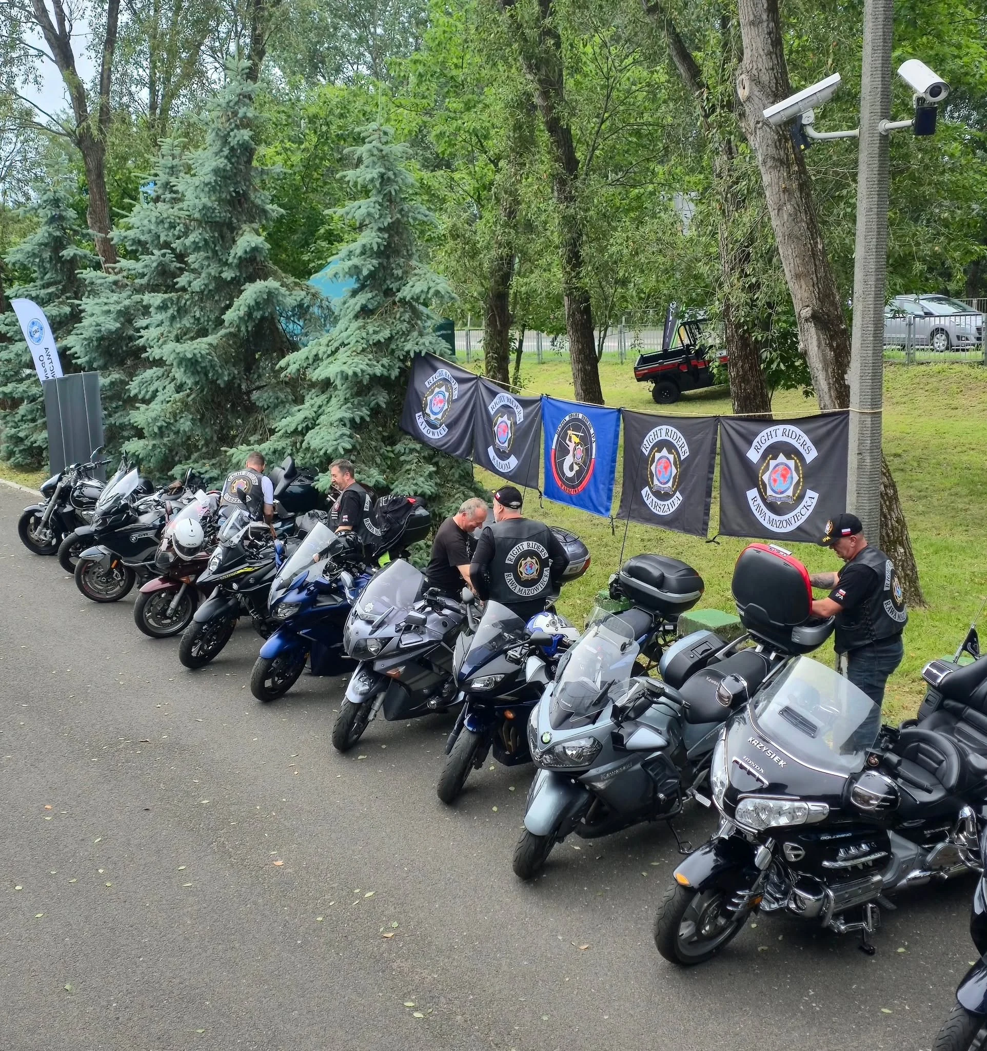 Motocykle, członkowie Right Riders i flagi klubów federacyjnych podczas spotkania